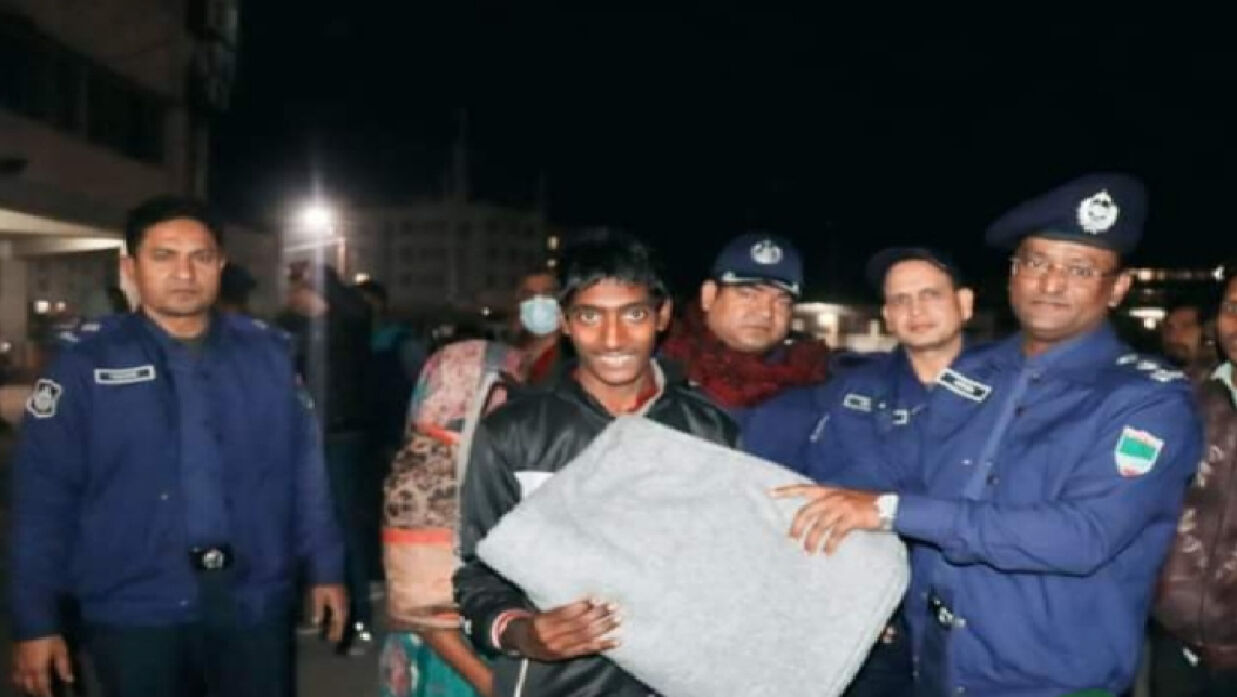 অসহায় ও ছিন্নমূল মানুষের পাশে সাতক্ষীরা পুলিশ সুপার