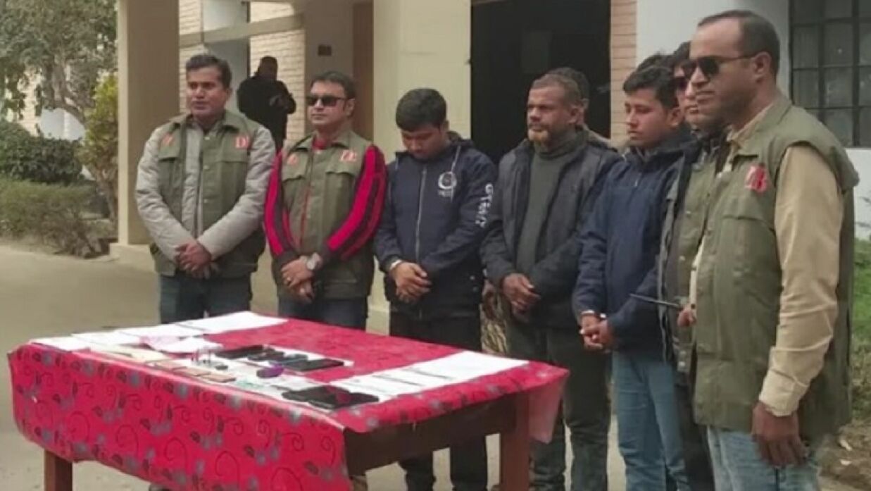 প্রশ্নপত্র জালিয়াত চক্রে জড়িত থাকার অভিযোগ গ্রেপ্তার হওয়া তিনজন