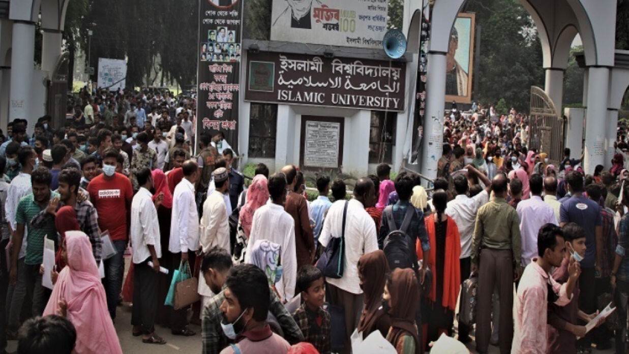 ইবি ক্যাম্পাসে ভর্তি পরীক্ষার্থীদের ভিড়