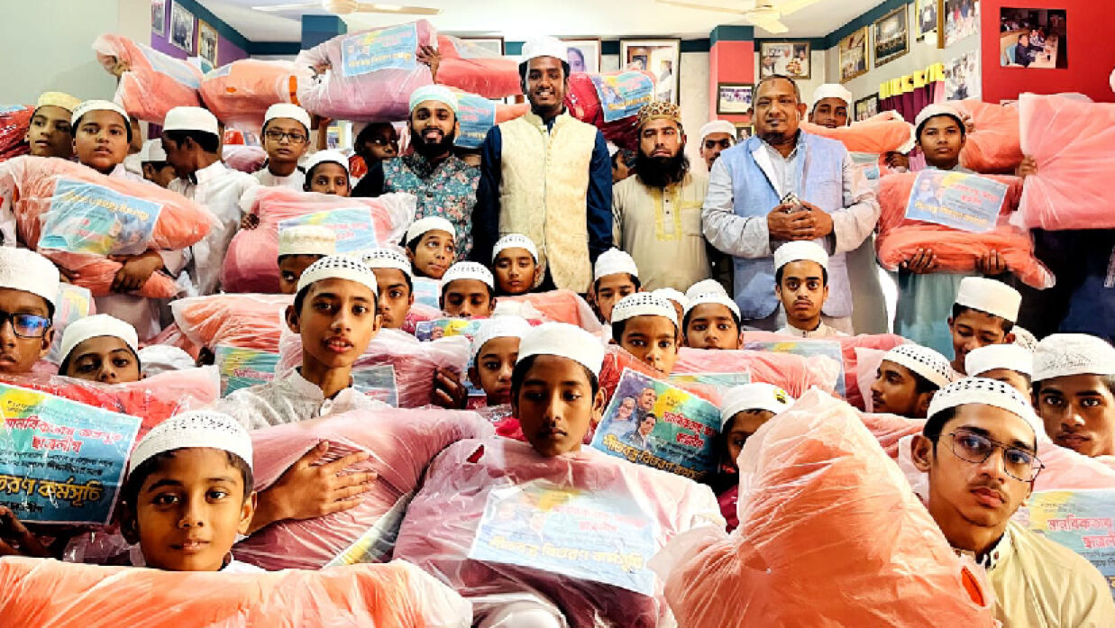 হাফেজদের মাঝে ছাত্রলীগের শীতবস্ত্র বিতরণ