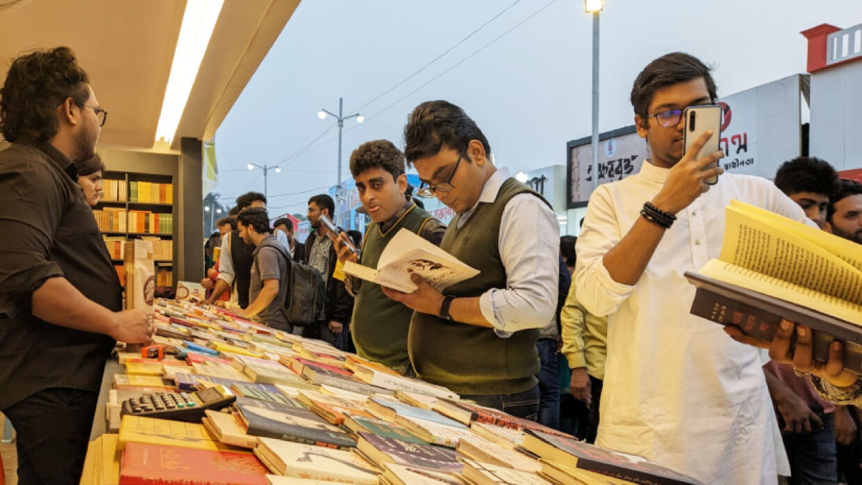 পাঠকরা বই উল্টেপাল্টে দেখলেও কিনছেন খুব কম