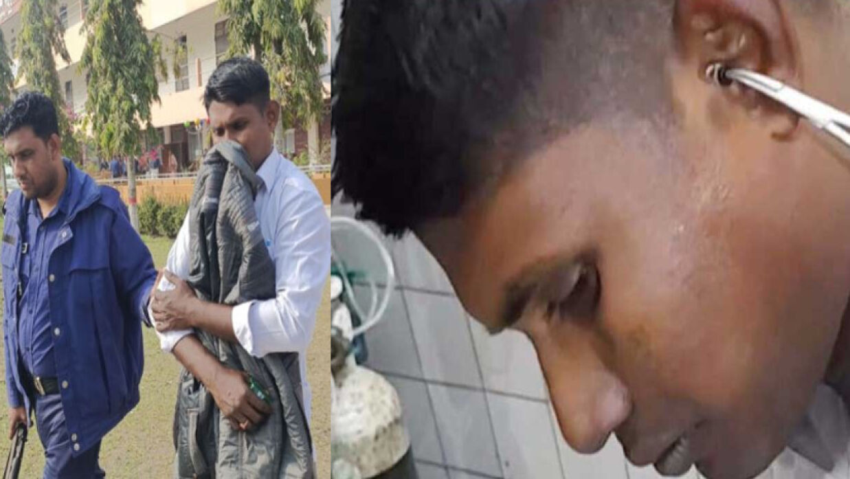 আটকের পর জাহিদ হাসানের কান থেকে ডিভাইস বের করা হচ্ছে