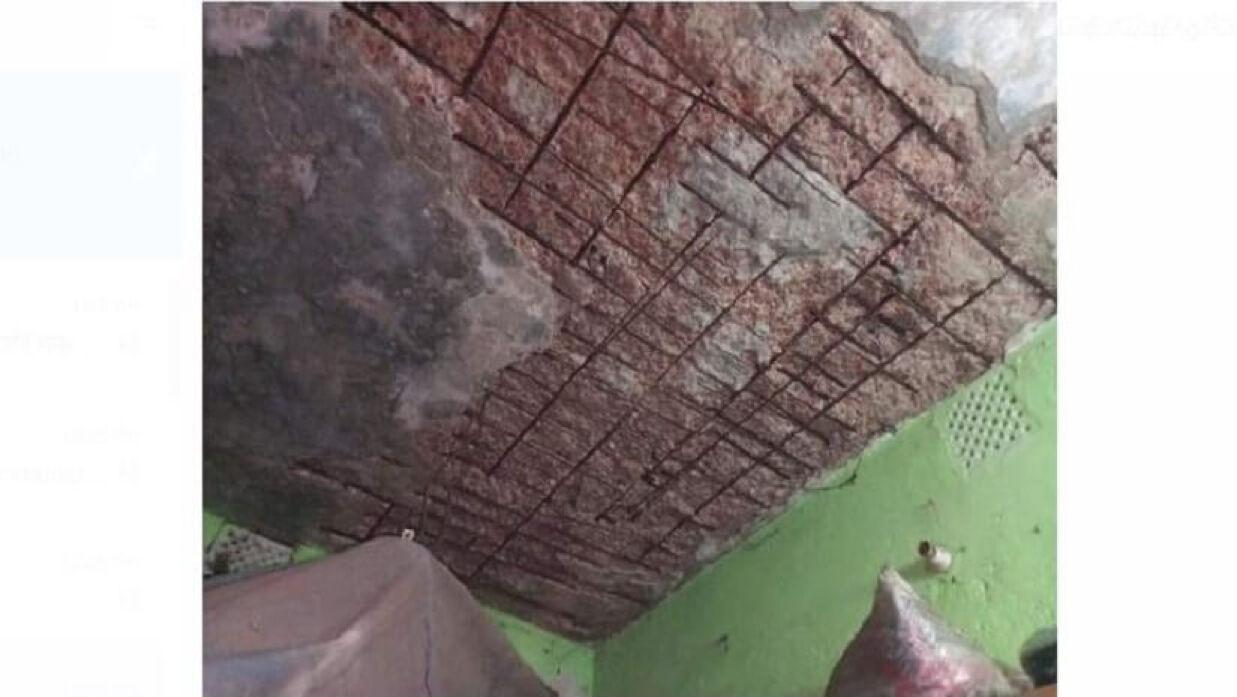 খসল বিএম কলেজের কোয়ার্টারের পলেস্তারা, অল্পে রক্ষা একটি পরিবারের