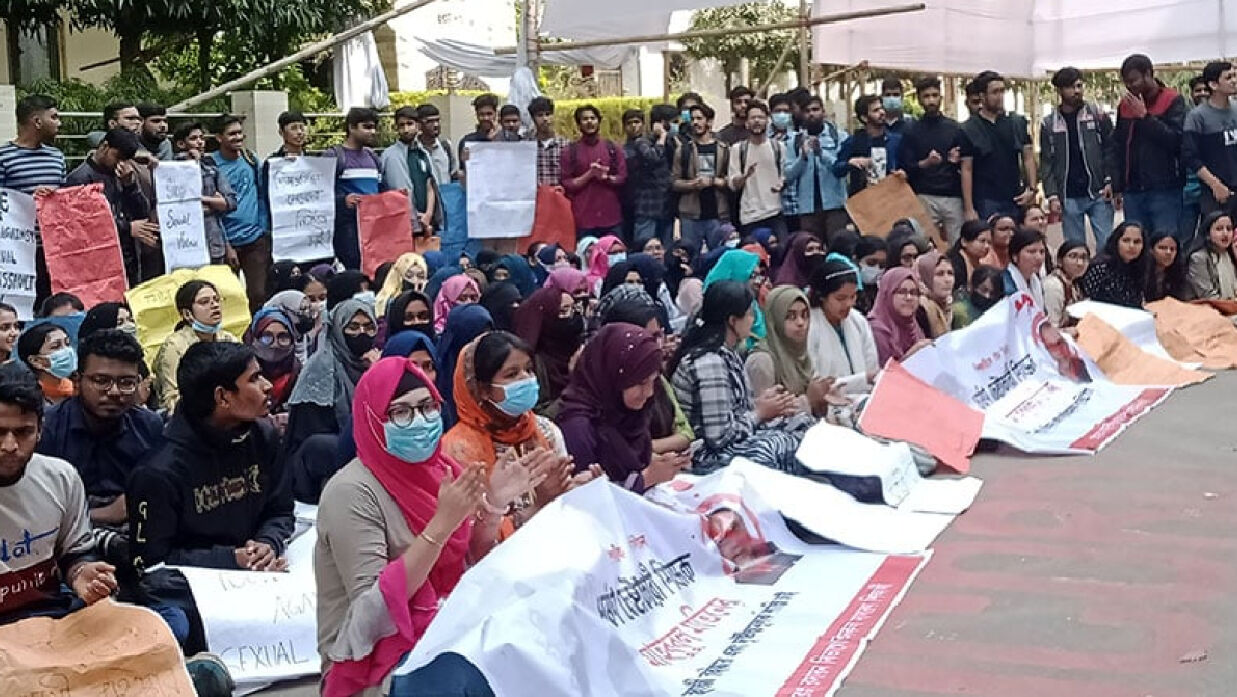 ধর্ষণচেষ্টার অভিযোগে শিক্ষকের বহিষ্কার দাবিতে বিশ্ববিদ্যালয়ের প্রশাসনিক ভবনের সামনে অবস্থান নিয়ে আন্দোলন করছে চবি শিক্ষার্থীরা