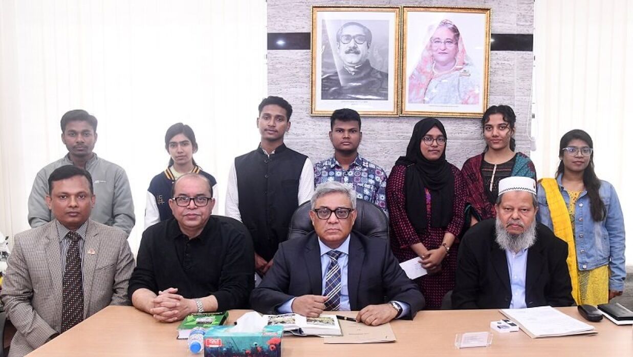 ঢাবির অধ্যাপক ডা. মো. দেলোয়ার হোসেন ট্রাস্ট ফান্ড বৃত্তি পাওয়া শিক্ষার্থীরা