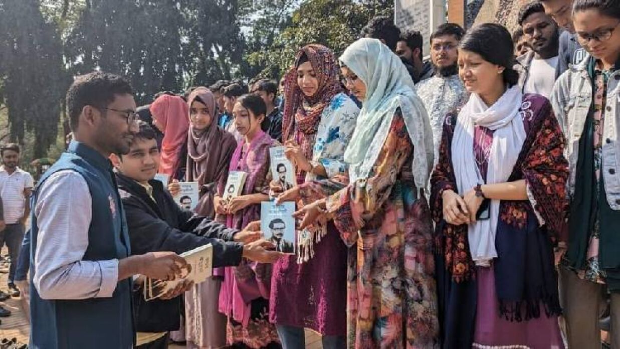 নবীনদের মাঝে 'অসমাপ্ত আত্মজীবনী' বিতরণ