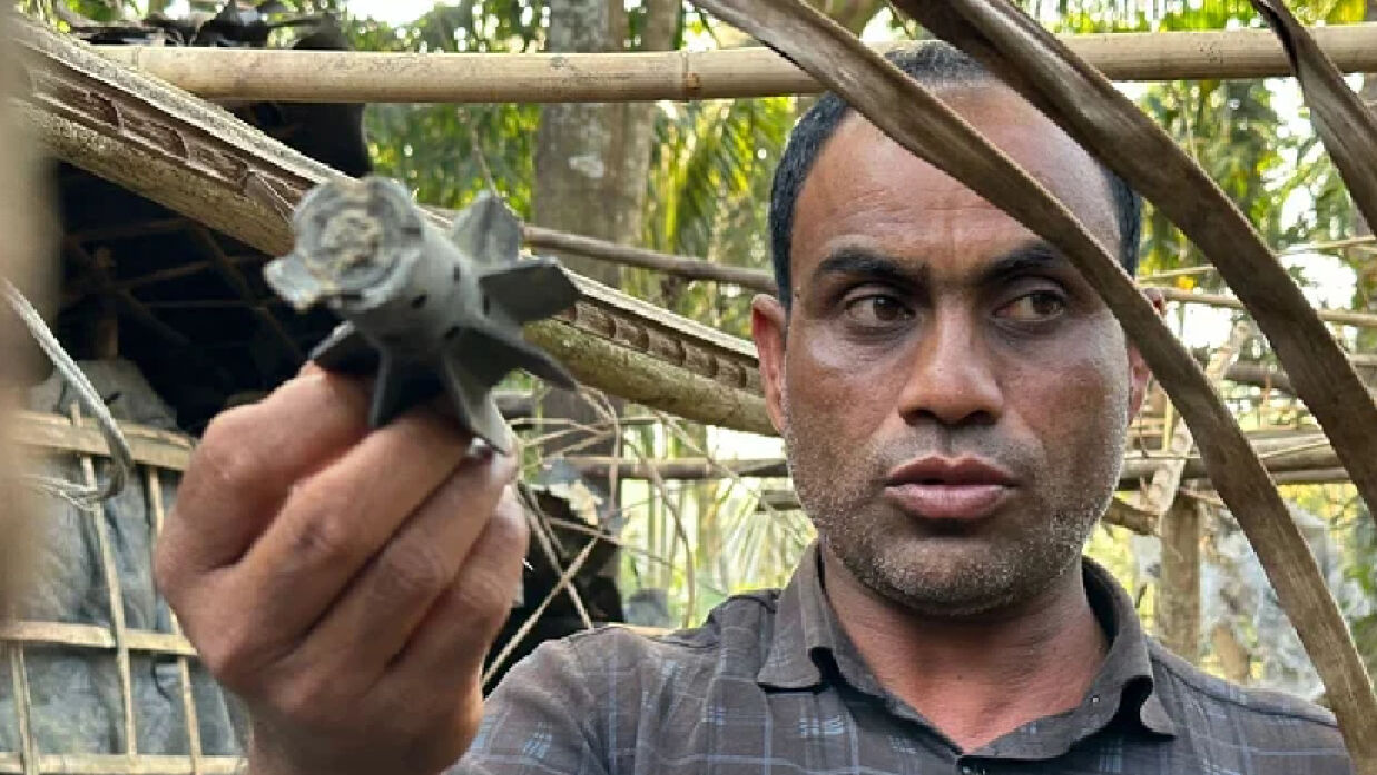 আজ সোমবার বেলা পৌনে তিনটার দিকে নাইক্ষ্যংছড়ির ঘুমধুম ইউনিয়নের জলপাইতলী গ্রামের একটি রান্নাঘরের ওপর মর্টারশেলটি এসে পড়ে।