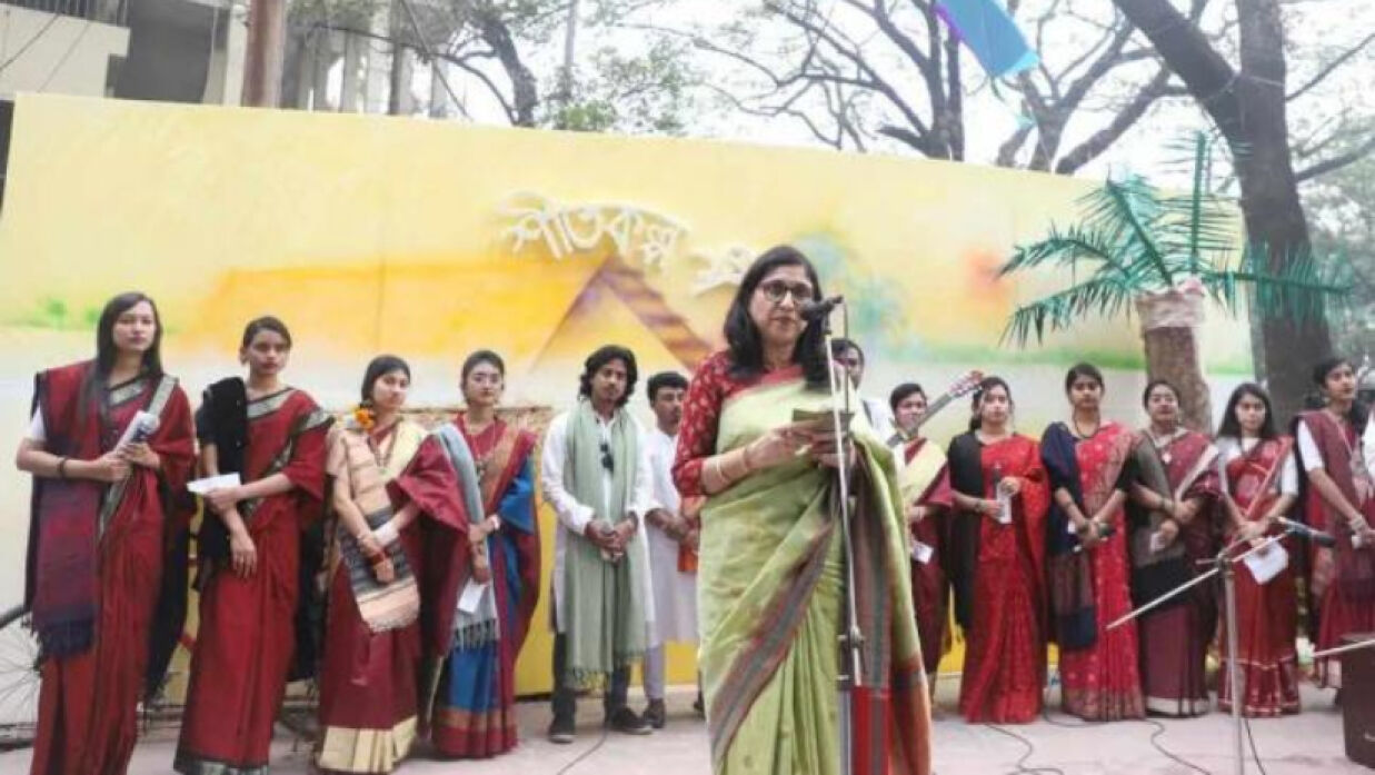 অনুষ্ঠানে বক্তব্য দিচ্ছেন জবি উপাচার্য