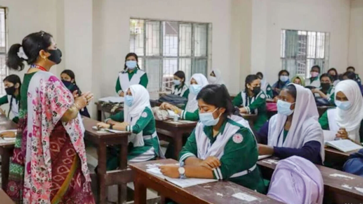 শ্রেণিকক্ষে শিক্ষক