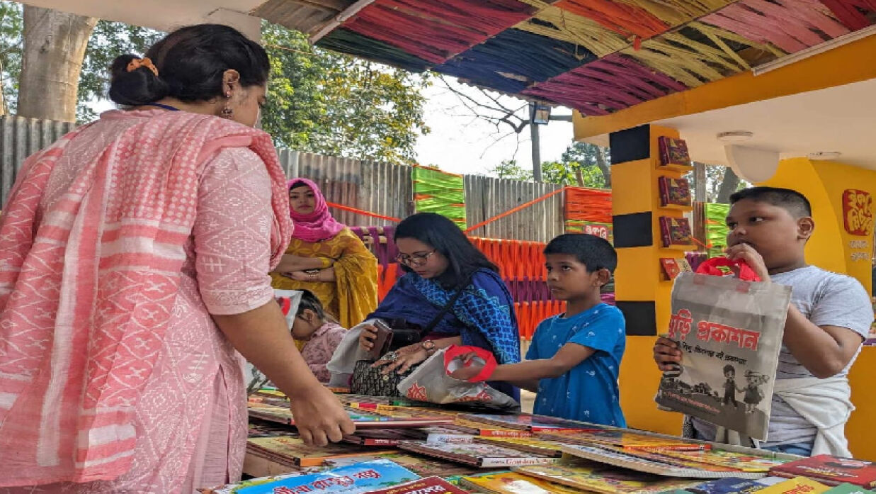 বইমেলায় পাঠক সমাগম