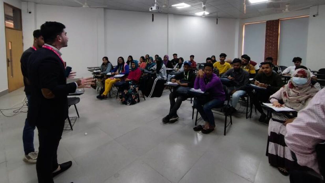 হাল্ট প্রাইজ প্রতিযোগিতার কার্যক্রম চলছে গ্রিন ইউনিভার্সিটিতে