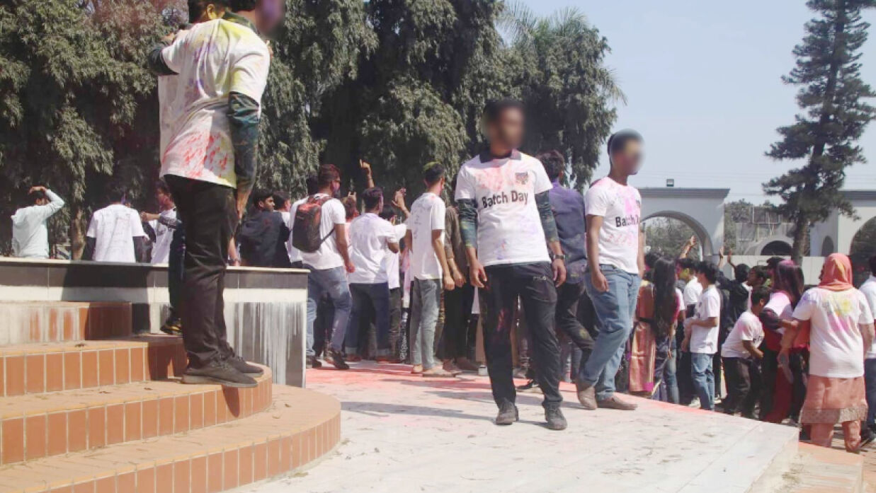 ইবির বঙ্গবন্ধুর ম্যুরালে জুতা পায়ে শিক্ষার্থীদের উল্লাস