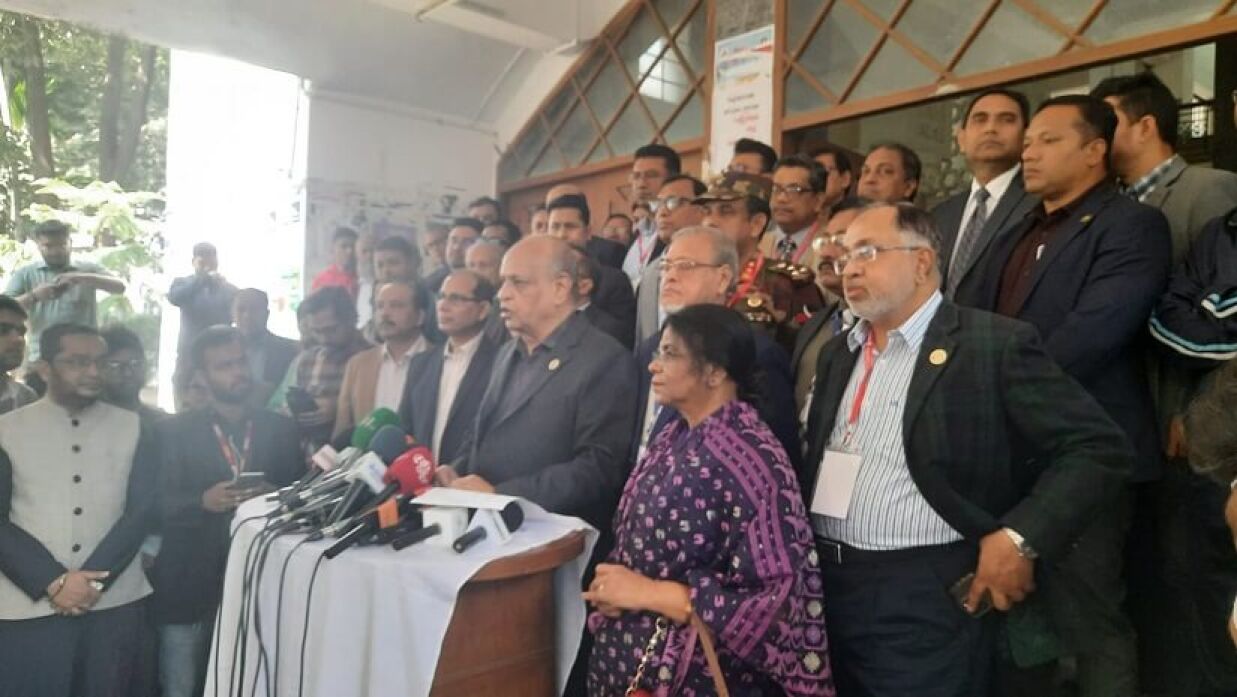 ঢাকা বিশ্ববিদ্যালয় কেন্দ্র পরিদর্শন শেষে স্বাস্থ্যমন্ত্রী ডা. সামন্ত লাল সেন সাংবাদিকদের সঙ্গে কথা বলেন