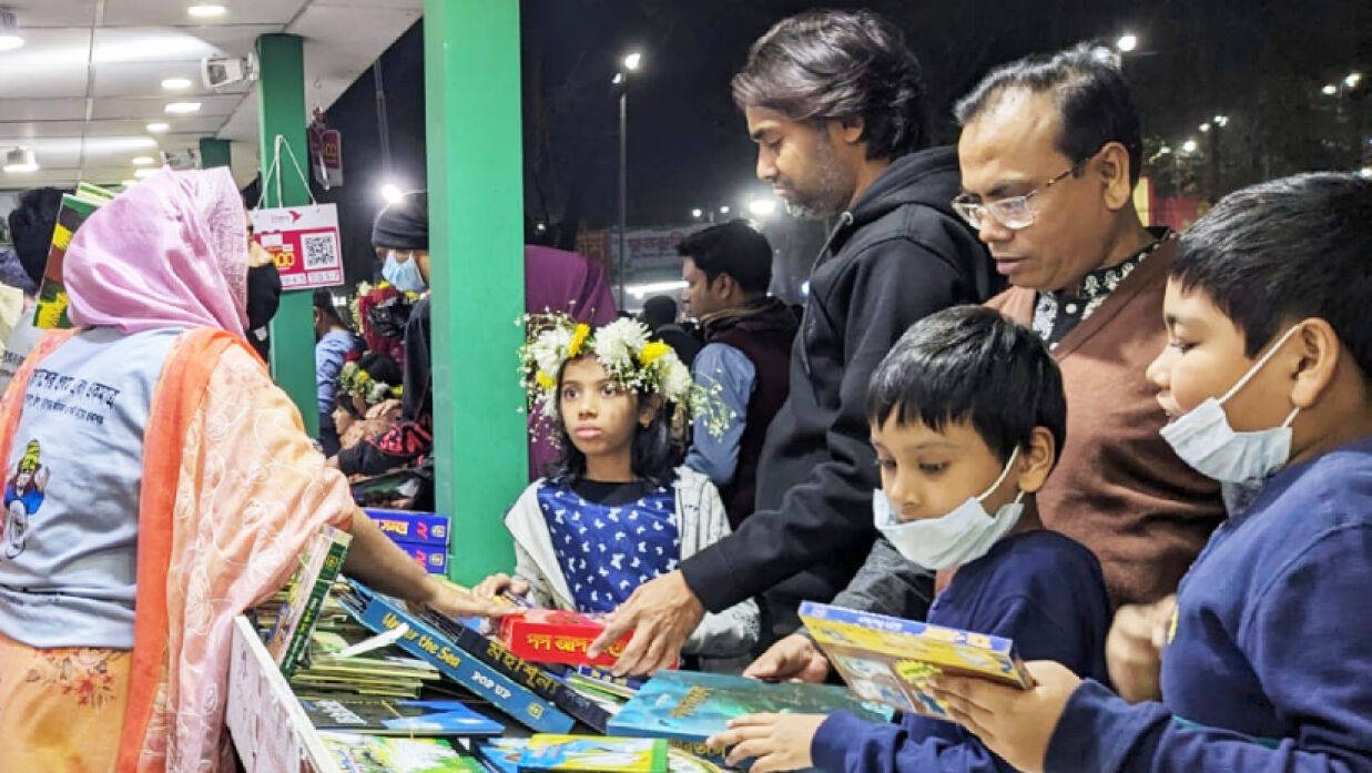 স্টলে স্টলে ঘুরে নিজেদের পছন্দের বই কিনছেন শিশুরা