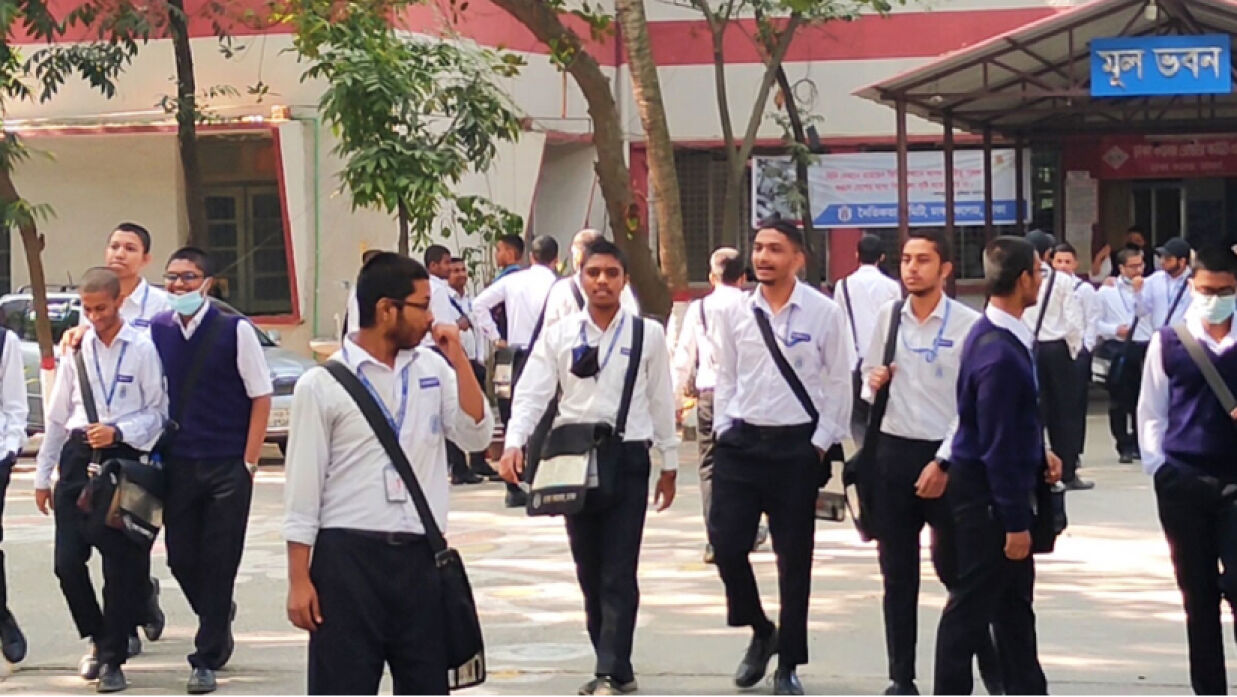 নটরডেম কলেজের শিক্ষার্থীরা