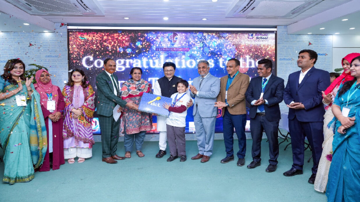 শিক্ষার্থী জাহিয়ান রাইফ ইসলামের হাতে ল্যাপটপ তুলে দিচ্ছেন বাংলাদেশ চলচ্চিত্রের জনপ্রিয় নায়ক এবং ঢাকা -১০ আসনের সংসদ সদস্য ফেরদৌস আহমেদ, এমপি। 