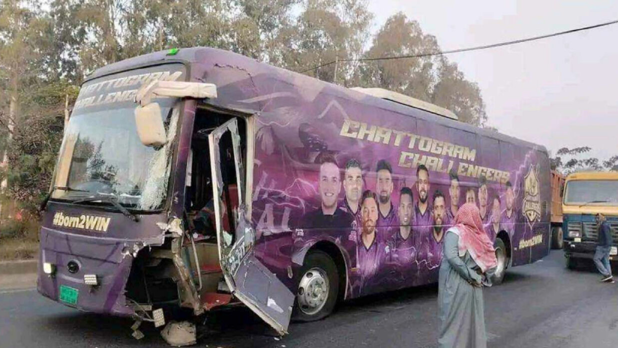 দুর্ঘটনার কবলে চট্টগ্রাম চ্যালেঞ্জার্সের টিম বাস