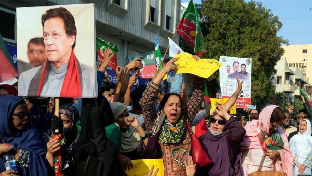 কতটি আসন জিতল ইমরানের দল