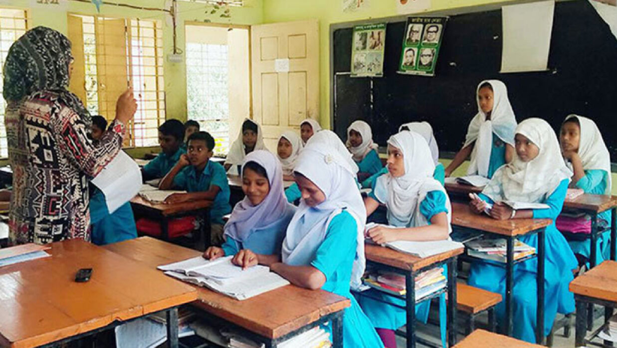 শ্রেণিকক্ষে শিক্ষক