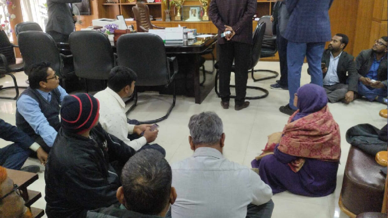আন্দোলনরত কর্মকর্তারা