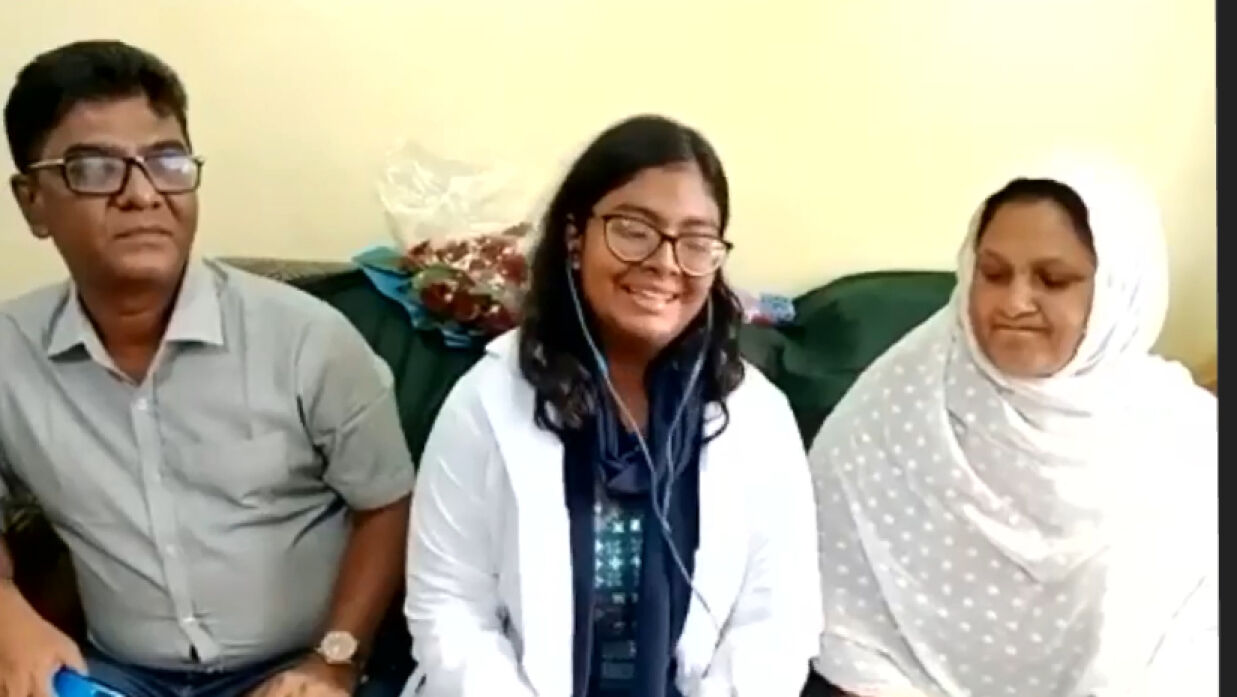 বাবা-মায়ের সঙ্গে তানজিম মুনতাকা সর্বা