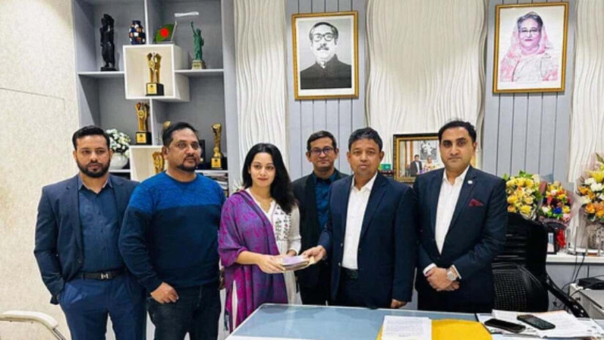 ঢাকা মহানগর গোয়েন্দা পুলিশ কার্যালয়ে চিত্রনায়িকা প্রার্থনা ফারদিন দীঘির হাতে উদ্ধার করা টাকা তুলে দেন ডিবিপ্রধান মোহাম্মদ হারুন-অর-রশীদ।