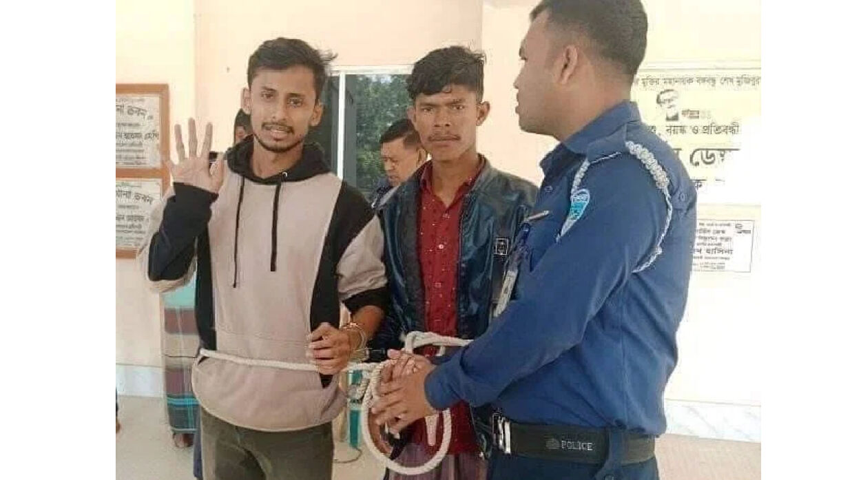 বিশ্ববিদ্যালয়ছাত্রকে কোমরে রশি বেঁধে আদালতে নেওয়া হয়।