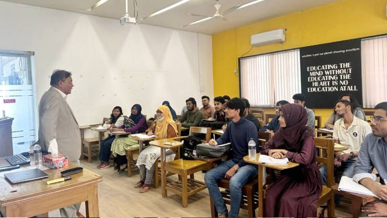 ক্লাস নিচ্ছেন পররাষ্ট্রমন্ত্রী ড. হাছান মাহমুদ