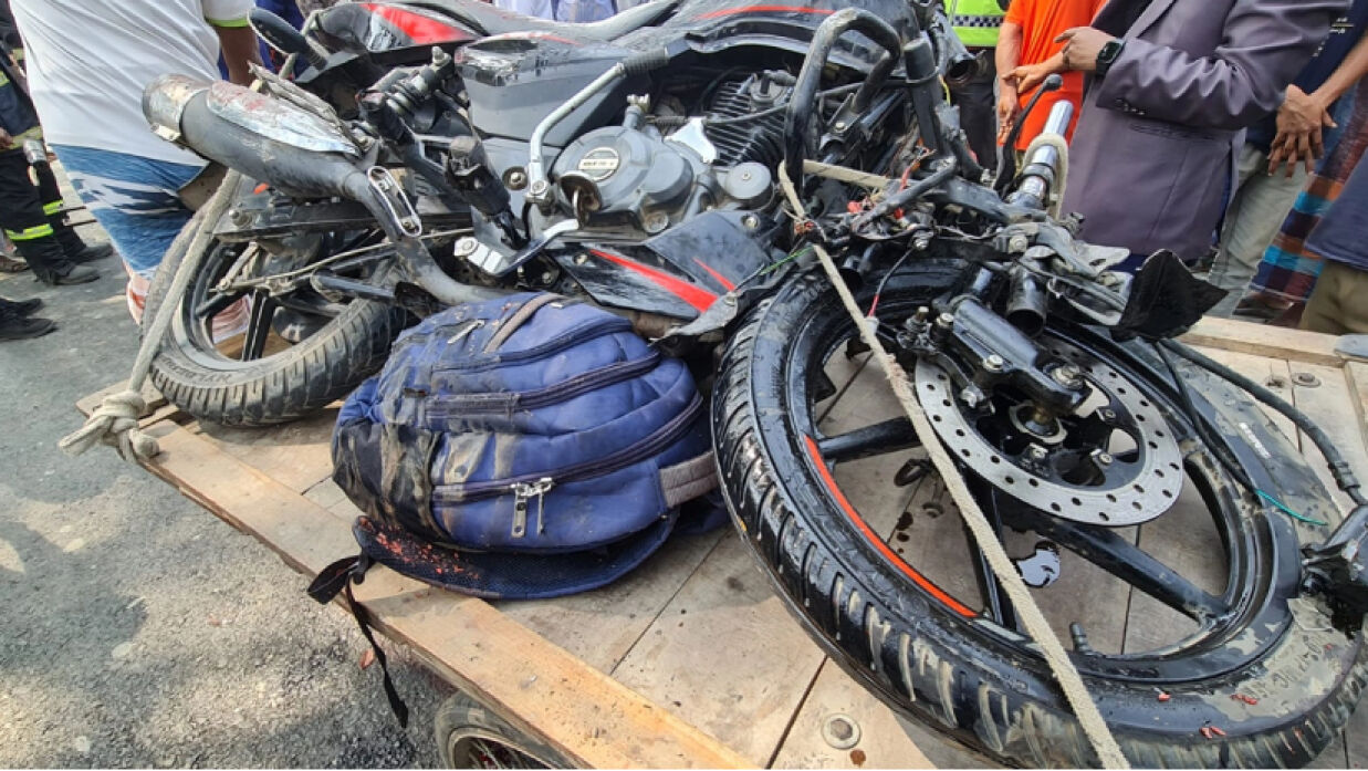 দুর্ঘটনার কবলে পড়া মোটরসাইকেল