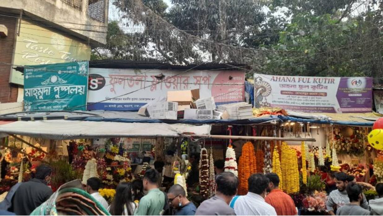 রাজধানীর শাহবাগের ফুলের দোকান