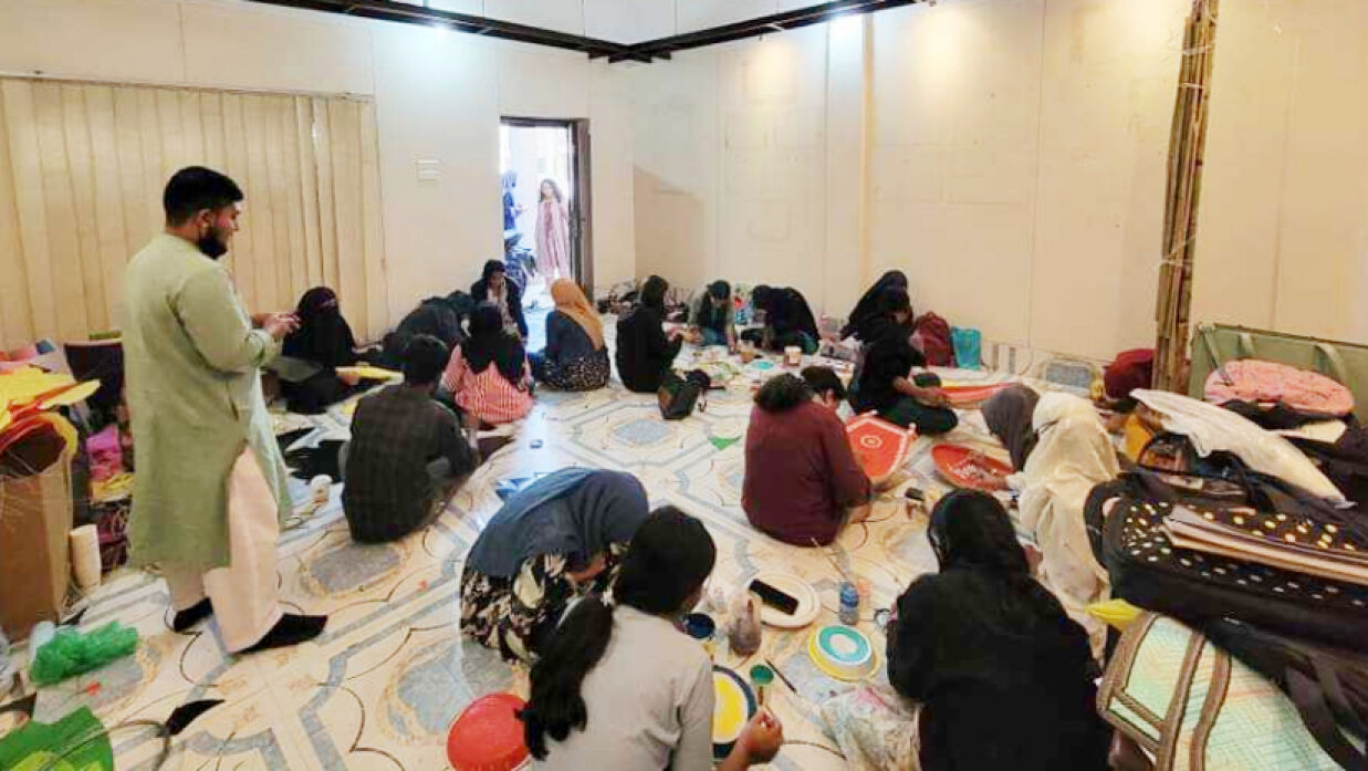 বসন্তকে বরণ করে নিতে শিক্ষার্থীদের ব্যস্ততা