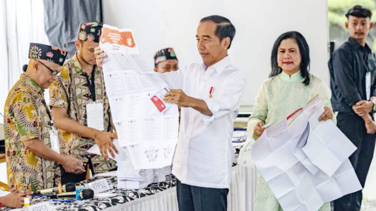ব্যালট পেপার সংগ্রহ করছেন জোকো উইদোদো এবং তার স্ত্রী ইরিয়ানা