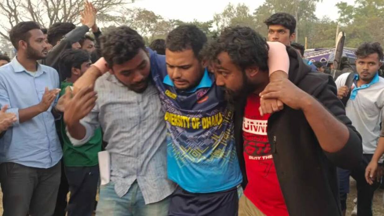 ইমন নামের ঢাবির ওই খেলোয়াড় চোট পেয়ে মাঠ ছাড়ছেন