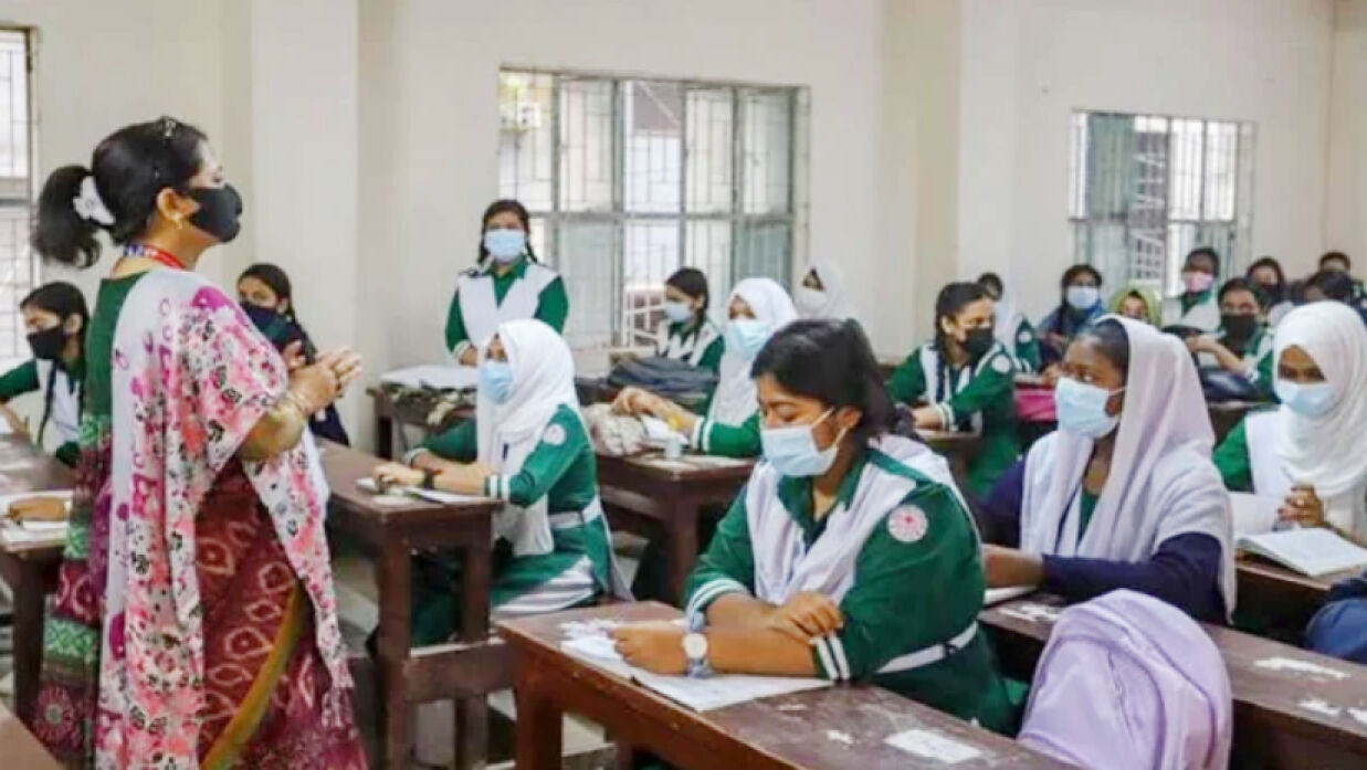 শ্রেণিকক্ষে শিক্ষক