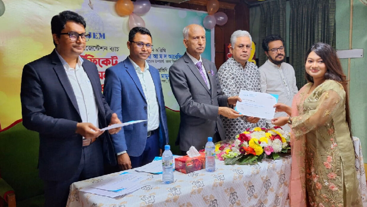 বিজেমের  নিউজ প্রেজেন্টেশন কোর্সের সনদ বিতরণ 