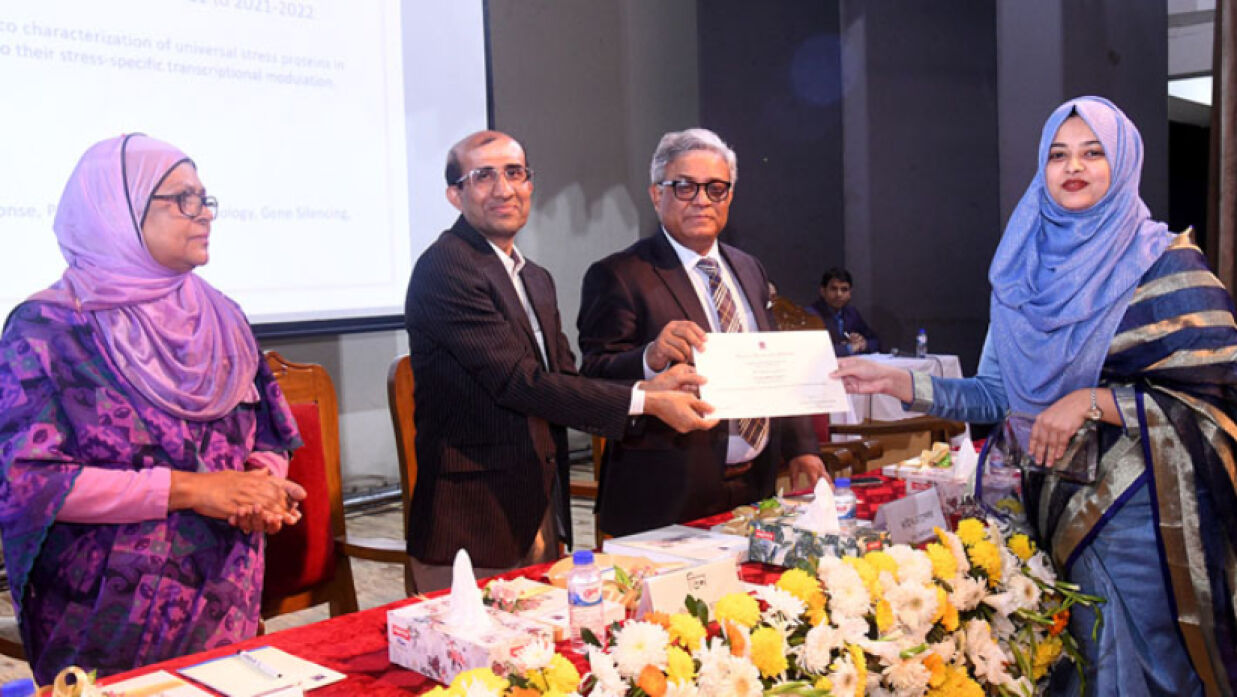 ‘ডিনস অ্যাওয়ার্ড’ পেলেন ঢাকা বিশ্ববিদ্যালয়ের ৮ শিক্ষক