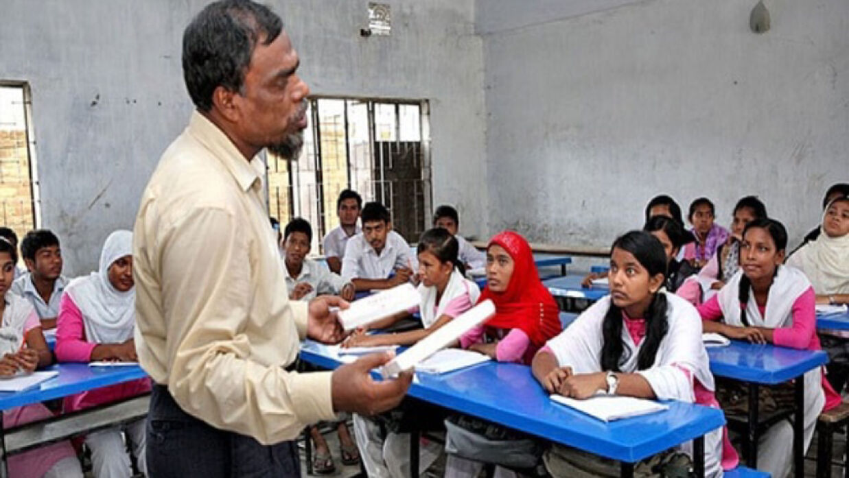 শ্রেণিকক্ষে শিক্ষক