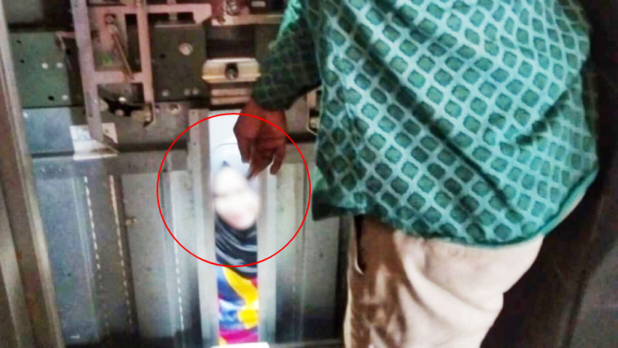 সম্প্রতি আটকা পড়া এক  ছাত্রীকে লিফট থেকে উদ্ধার করা হচ্ছে