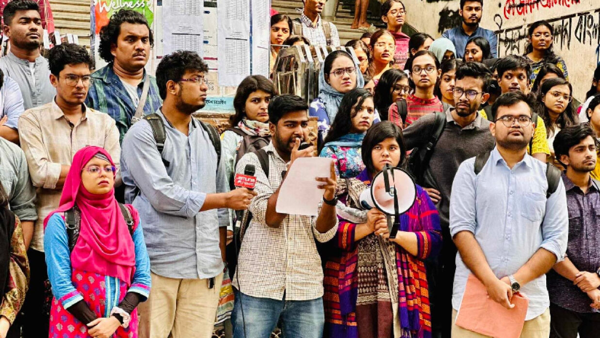 আন্দোলনে ঢাবির সাংবাদিকতা বিভাগের শিক্ষার্থীরা