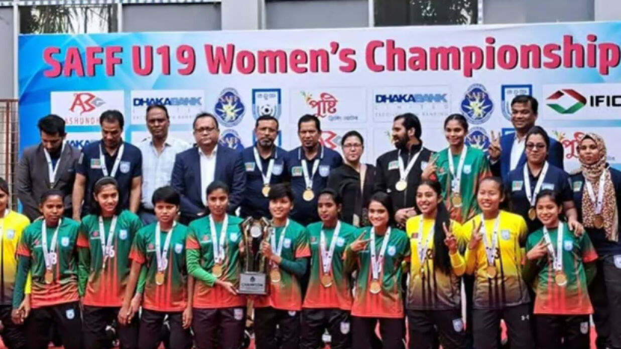 দশ দিন পর শিরোপা হাতে পেল বাংলাদেশ, টুর্নামেন্ট সেরা শিবানি