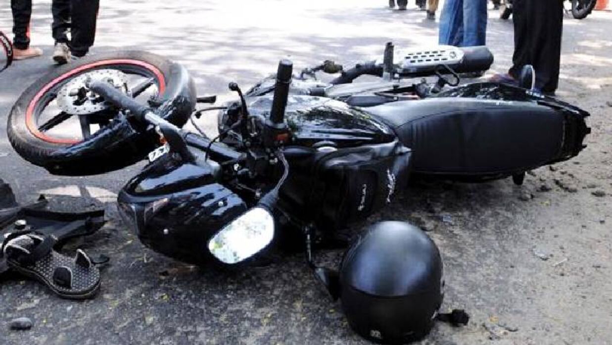 স্বামীর মোটরসাইকেল থেকে পড়ে প্রাণ গেল স্ত্রীর