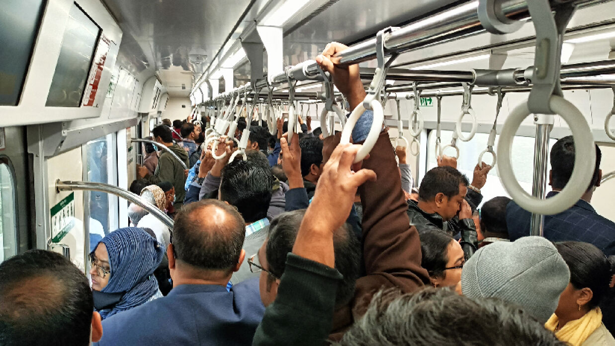 মেট্রোরেলের নিয়মিত চলাচলে বেড়েছে যাত্রী চাপও