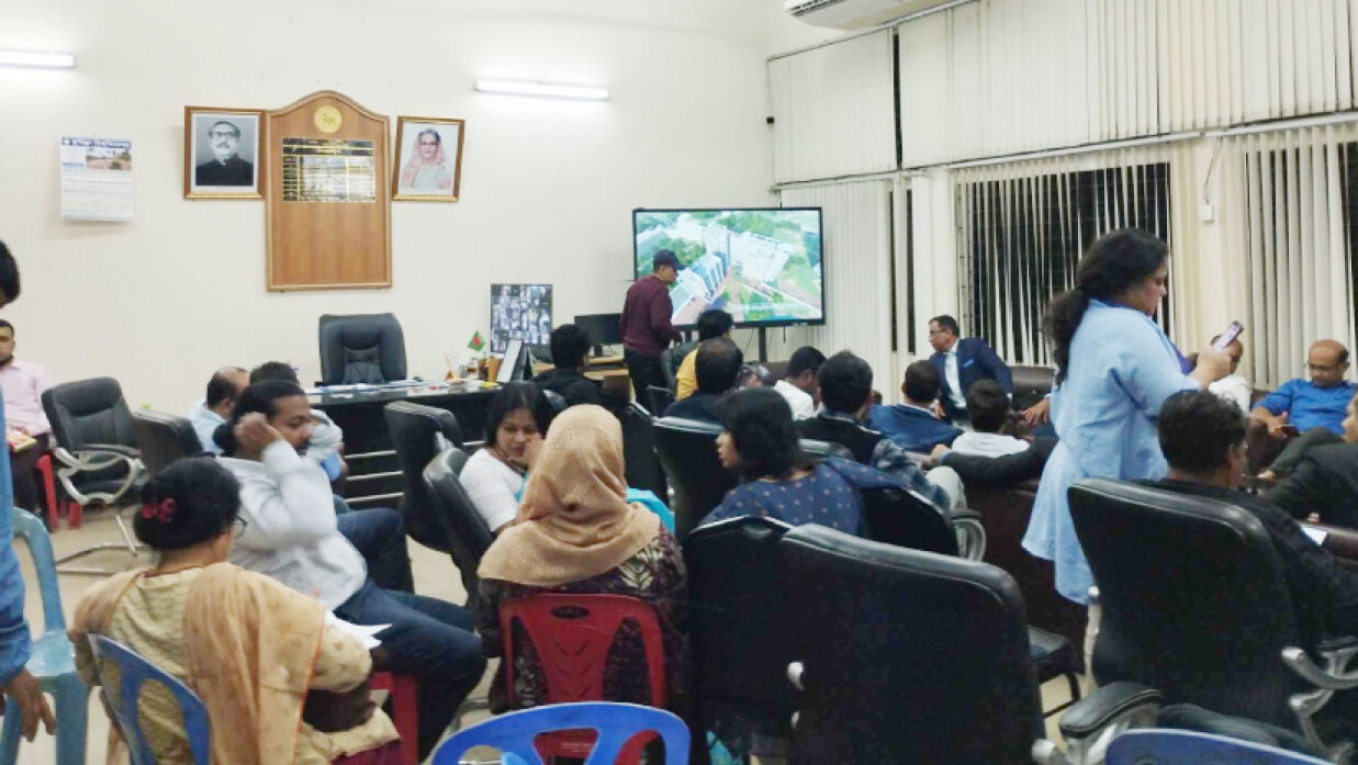 প্রক্টরের পদত্যাগের দাবিতে বিশ্ববিদ্যালয়ের উপাচার্যের কার্যালয়ে শিক্ষকরা।