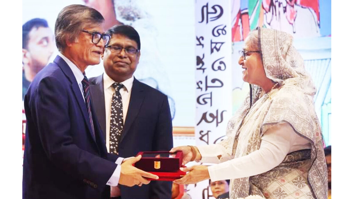 প্রধানমন্ত্রী শেখ হাসিনার কাছ থেকে পদক গ্রহণ করছেন অধ্যাপক ড. মুহাম্মদ সামাদ।