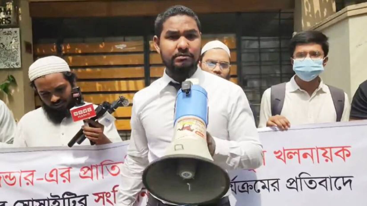 বিক্ষোভ কর্মসূচিতে বক্তব্য দিচ্ছেন আসিফ মাহতাব