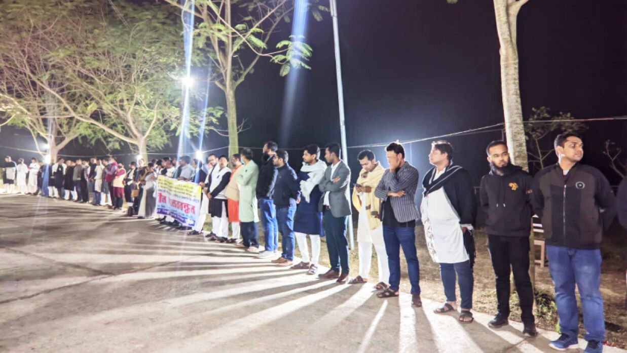 শিক্ষকদের উপর হামলার অভিযোগে এ কর্মসূচি আহ্বান করেছে বিশ্ববিদ্যালয় শিক্ষক সমিতি