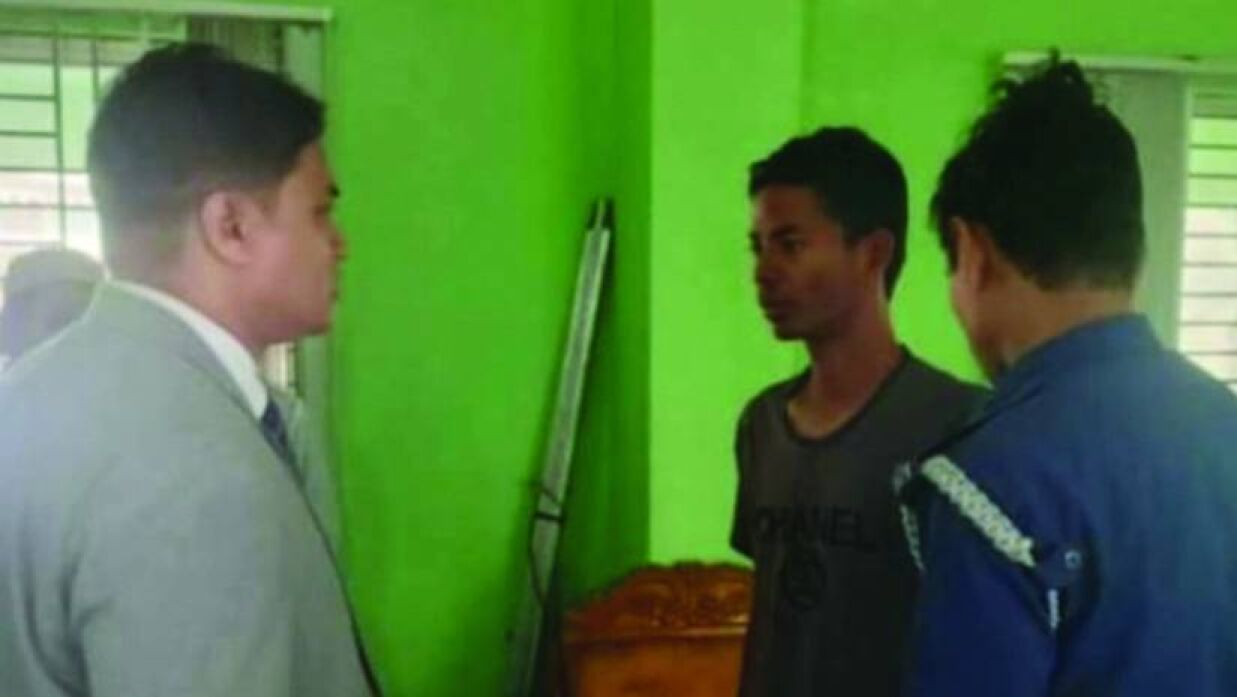 বোরকা পড়ে ছোট বোনের পরীক্ষায় বসে ধরা বড় ভাই