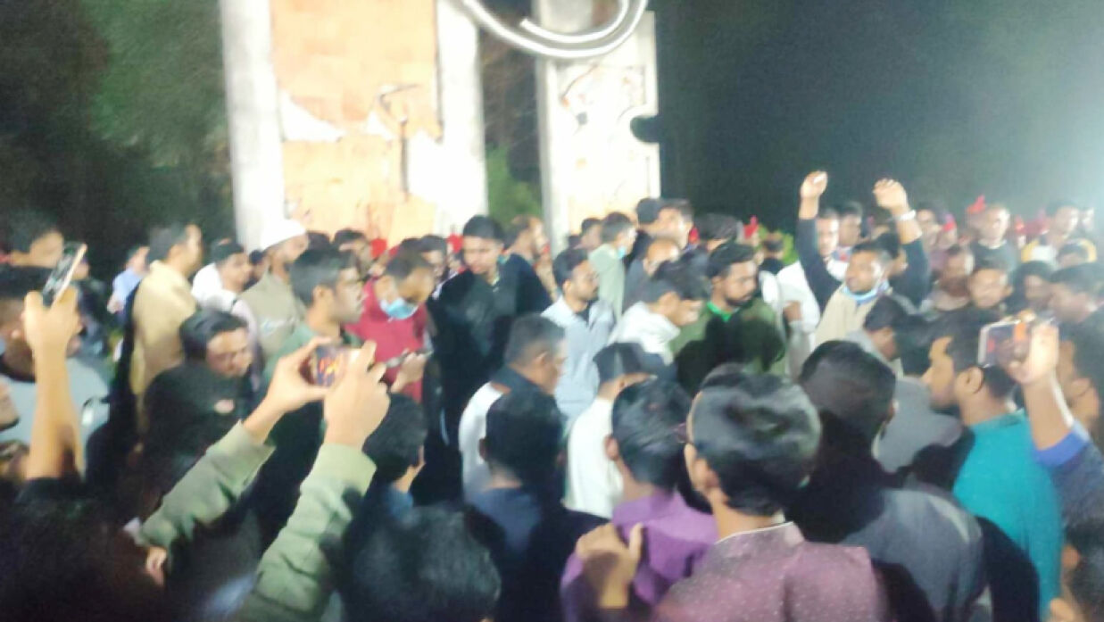 ফুল দেওয়া নিয়ে শহীদ মিনারে হট্টগোল