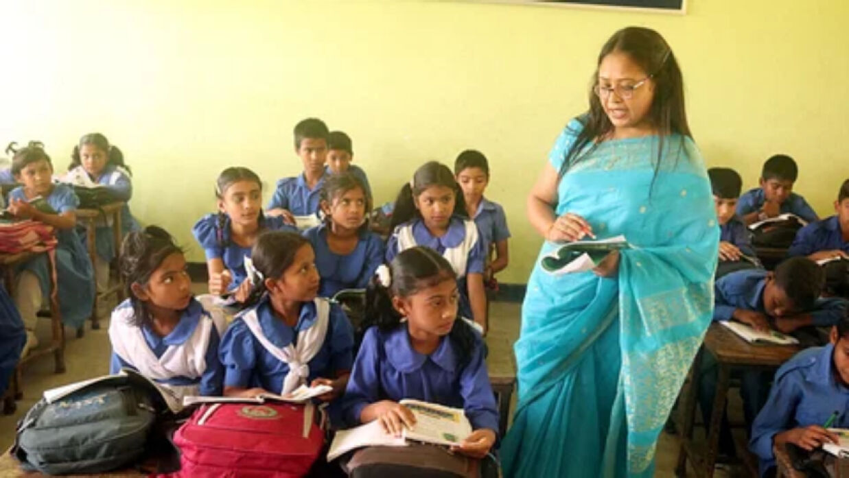 শ্রেণিকক্ষে ক্লাস নিচ্ছেন শিক্ষিকা
