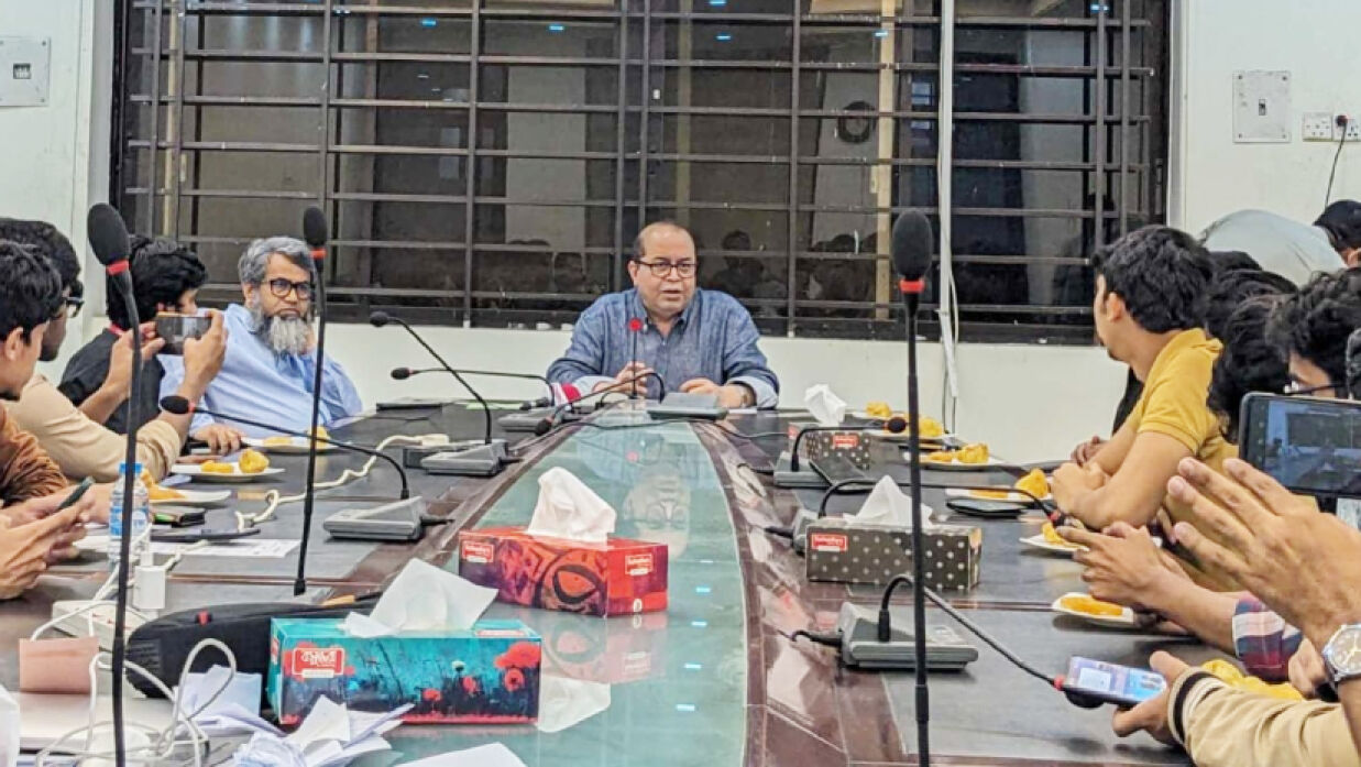 সাংবাদিকদের সঙ্গে মতবিনিময় সভায় অধ্যাপক জিয়া রহমান